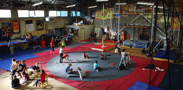 Au pop circus, en plein travail ! Rencontres nationales des écoles de cirque 2012- photo Laurence Amielh 